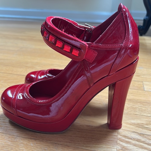 DKNY size 8. Beautiful shoes. I only wore once.Made in Italy. - Picture 5 of 8